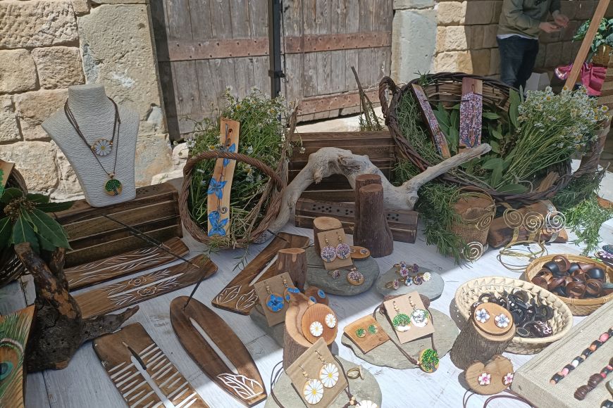 Parada a la fira de les herbes de Peratallada Parada a la fira de les herbes de Peratallada