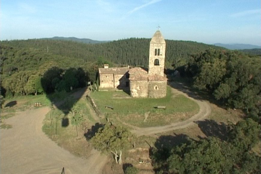 Imatge aèria de l'església de Santa Coloma de Fitor