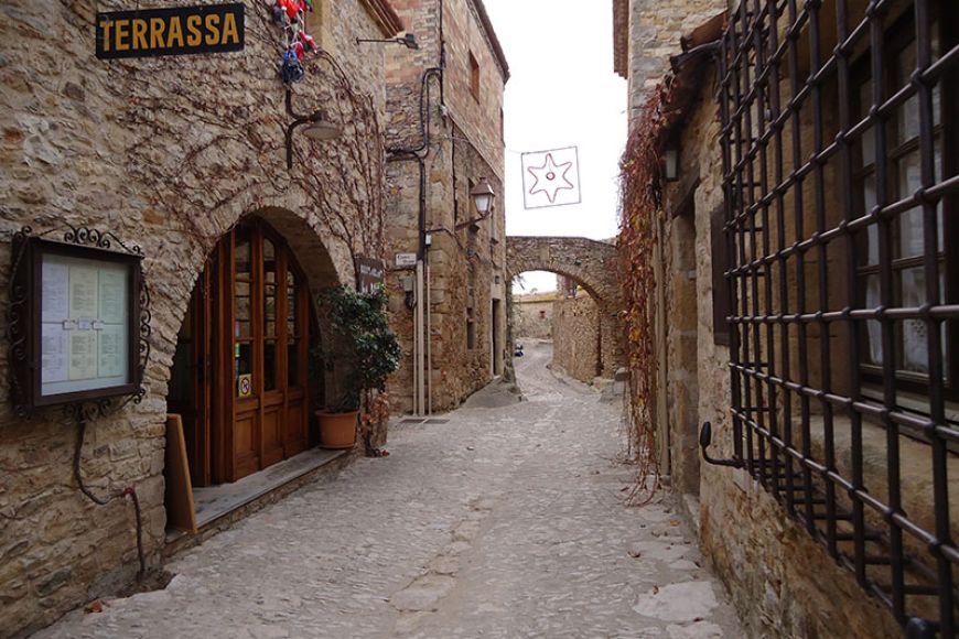 Entrada al restaurant des del Carrer La Roca